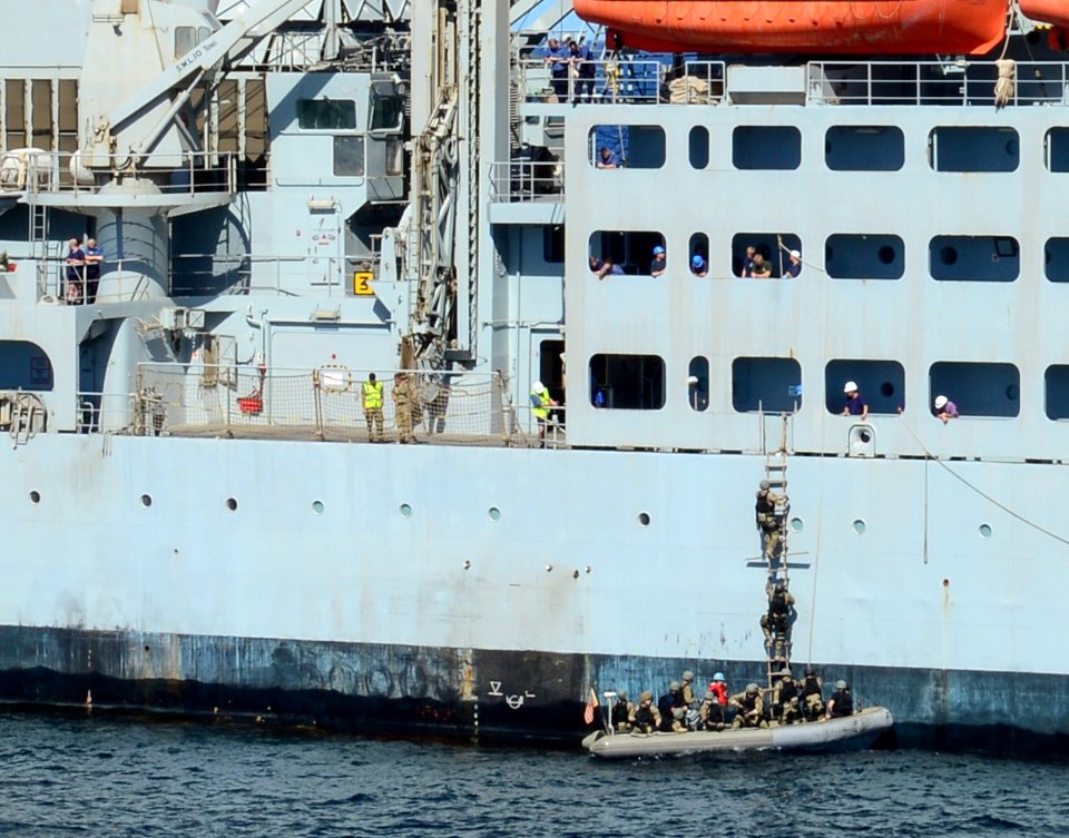 USS Sterett (DDG 104) 141109-N-GW139-171 (15775948671)