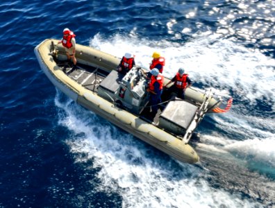 USS Sterett (DDG 104) 141112-N-GW139-017 (15601161570)