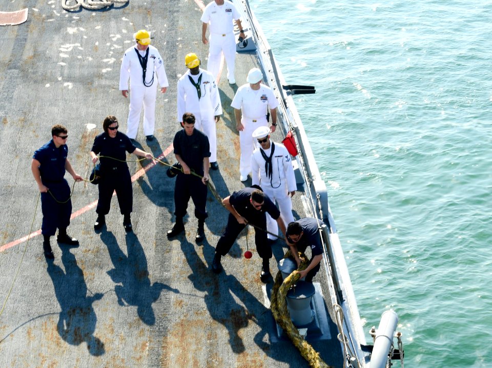 USS Sterett (DDG 104) 141119-N-GW139-051 (15243794714)