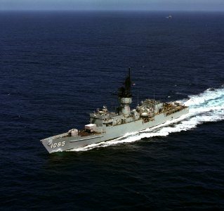 USS Stein (FF-1065) underway at sea, circa in 1987 (6654907)