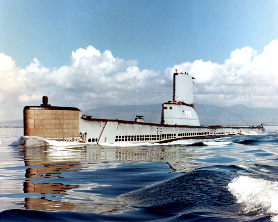 USS Sterlet (SS-392) off Oahu, Hawaii (USA), on 30 September 1968 (L45-269.05.01)