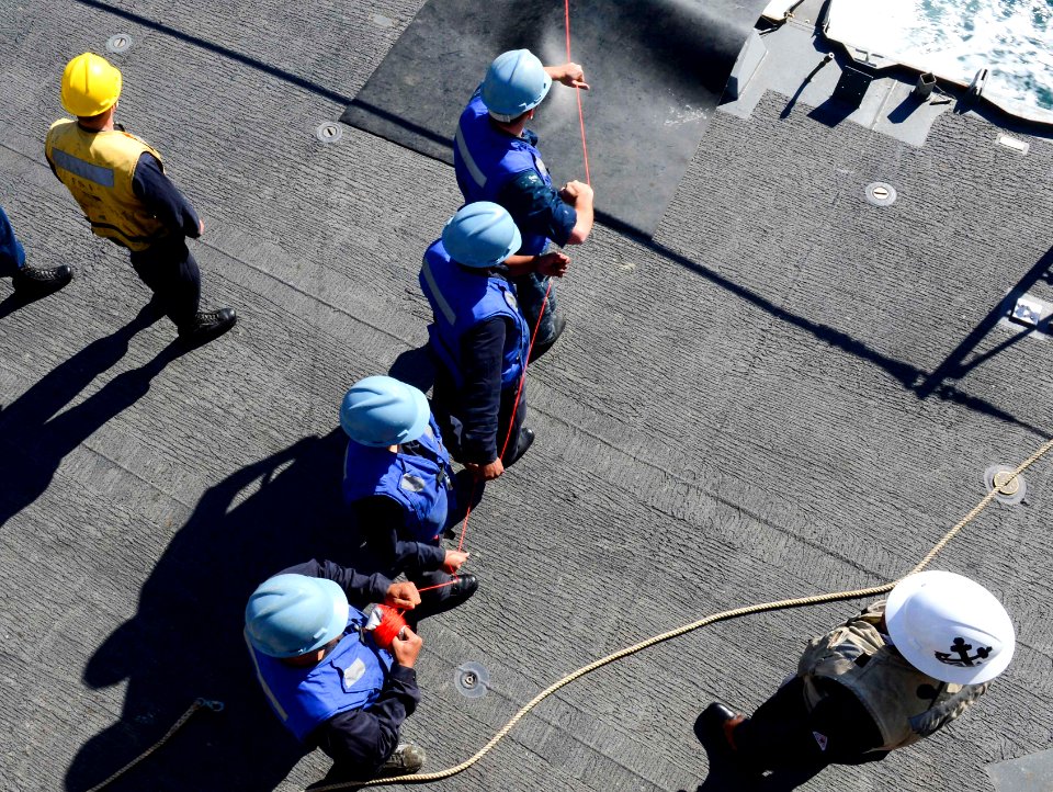 USS Sterett (DDG 104) 150206-N-GW139-198 (16292609040)