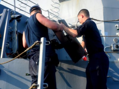 USS Sterett (DDG 104) 150205-N-GW139-010 (15857557784)