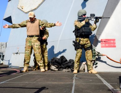 USS Sterett (DDG 104) 150209-N-GW139-057 (15878598123)