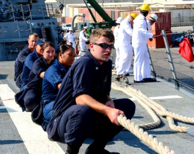 USS Sterett (DDG 104) 141119-N-GW139-091 (15864073781)