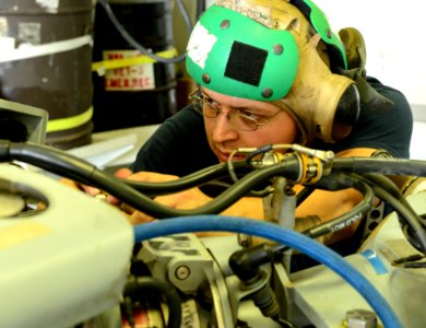 USS Sterett Sailor conducts Seahawk maintenance 141021-N-GW139-065