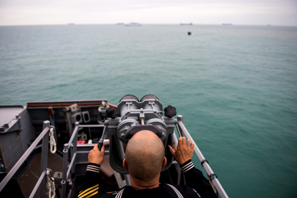 USS Stethem (DDG 63) conducts exercise with Chinese navy 151120-N-UF697-322