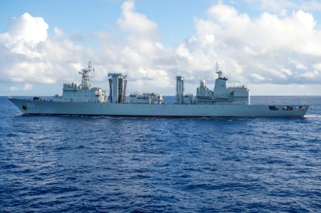 USS Stockdale and Gaoyouhu Conduct RAS during RIMPAC 16 160715-N-KM939-011