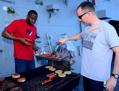 USS Sterett (DDG 104) 141109-N-GW139-022 (15151123753)