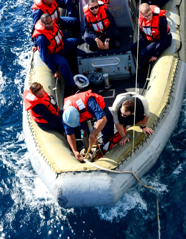 USS Sterett (DDG 104) 141112-N-GW139-047 (15784106971)