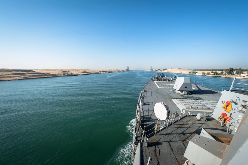 USS Stockdale transits the Suez Canal. (8788914930)