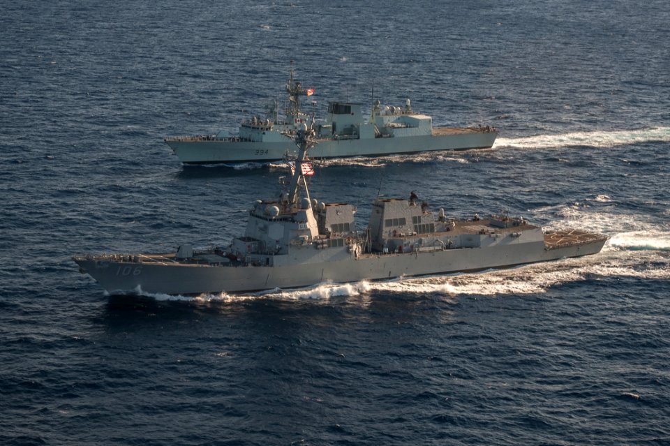 USS Stockdale alongside HMCS Regina. (8471159504)