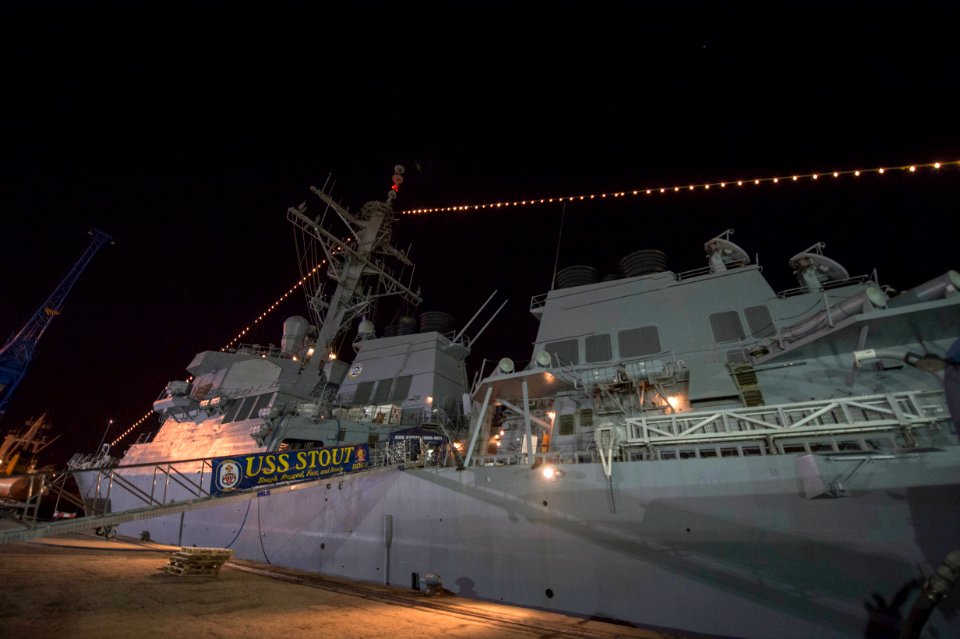 USS Stout 131225-N-UD469-050