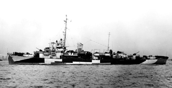 USS Strickland (DE-333) underway off New York City (USA) on 7 March 1945 (80-G-701527)