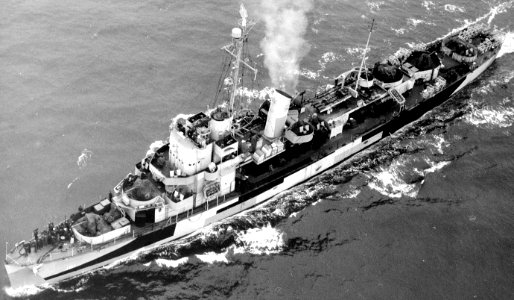 USS Straub (DE-181) underway off New York (USA), 24 December 1944 (80-G-298101)