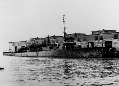 USS Stringham (APD-6) in port on 6 December 1942 (NH 107265)