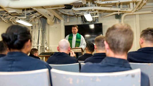 USS STOUT (DDG 55) REAR ADMIRAL WILSON VISIT 160723-N-GP524-395