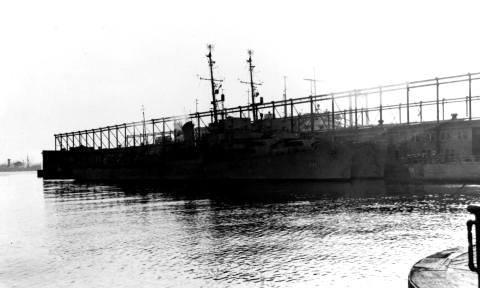 USS Sutton (DE-771) docked at New York City (USA) on 14 December 1946 (NH 79726)