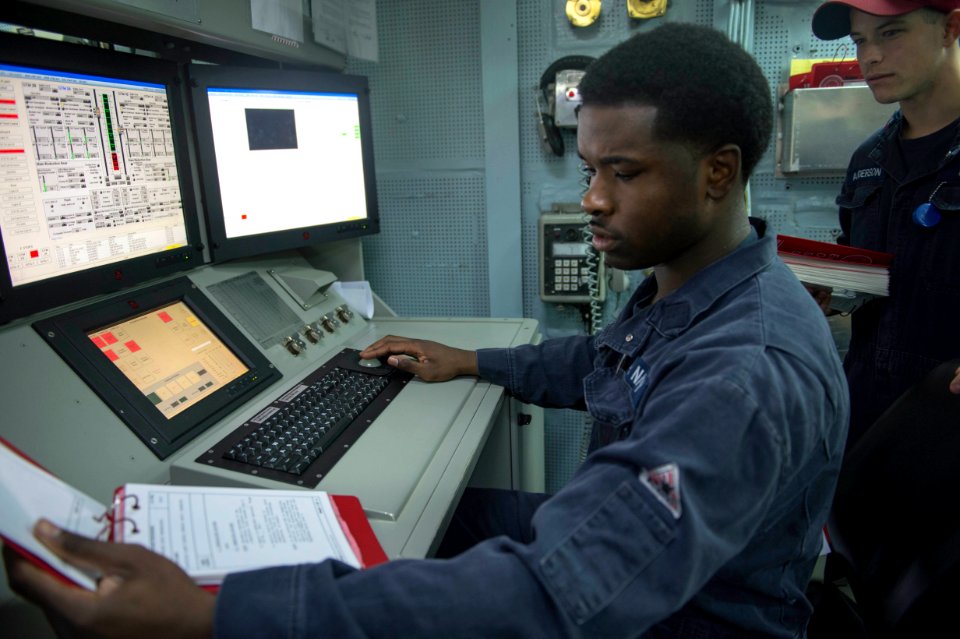 USS Stout operations 140115-N-UD469-354