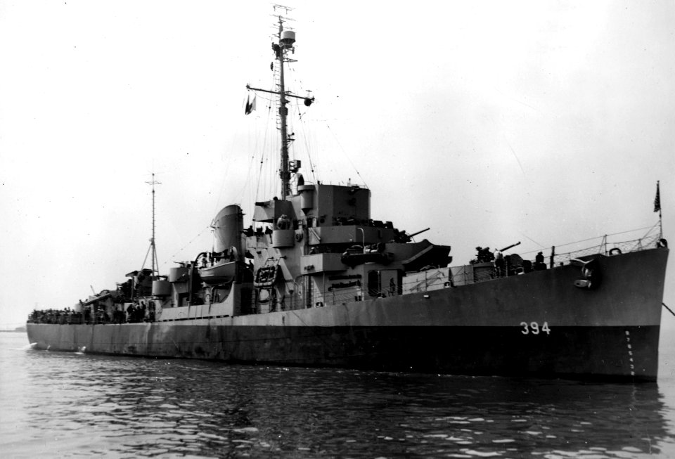 USS Swenning (DE-394) anchored off New York Naval Shipyard (USA) on 1 May 1944 (L45-272.02.01)
