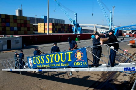 USS Stout 131224-N-UD469-362