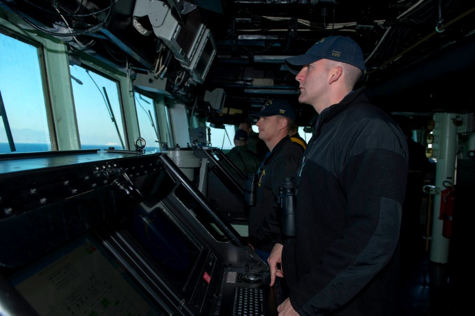 USS Stout operations 131224-N-UD469-088