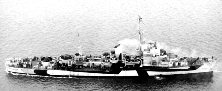 USS Straub (DE-181) underway off New York (USA) on 24 December 1944 (BS 76546)