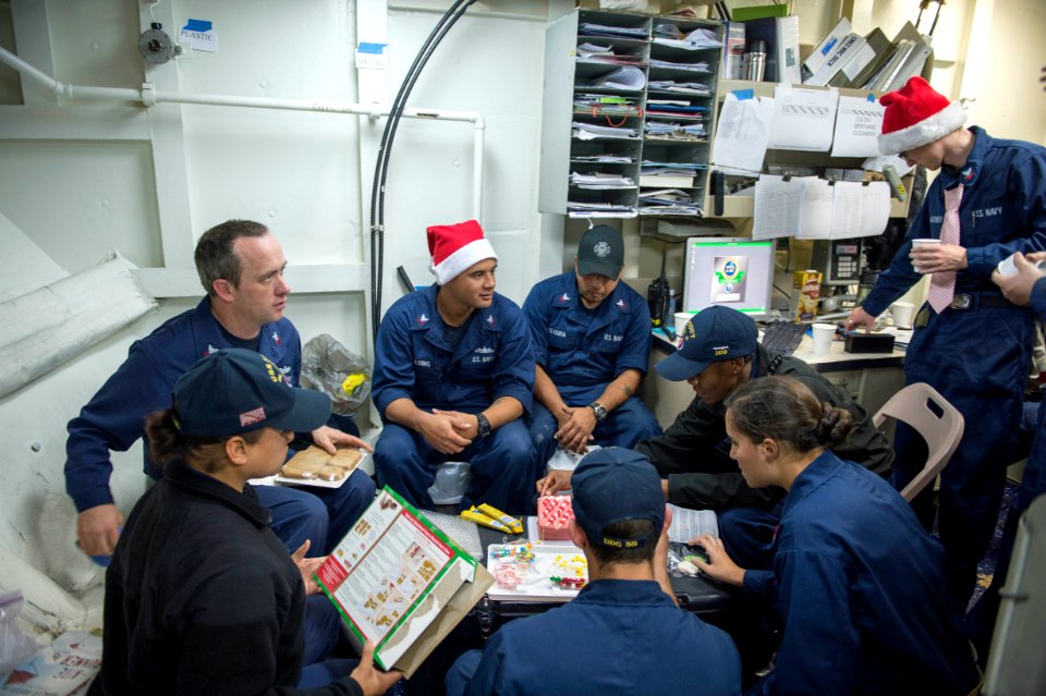 USS Stout 131223-N-UD469-605