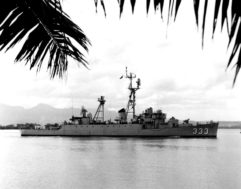 USS Strickland (DER-333) underway at Pearl Harbor, Hawaii (USA), on 2 October 1958 (USN 1078644)
