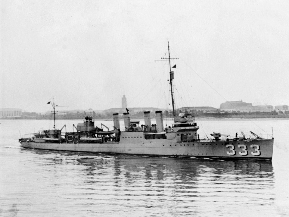 USS Sumner (DD-333) underway, in the 1920s (NH 108859)