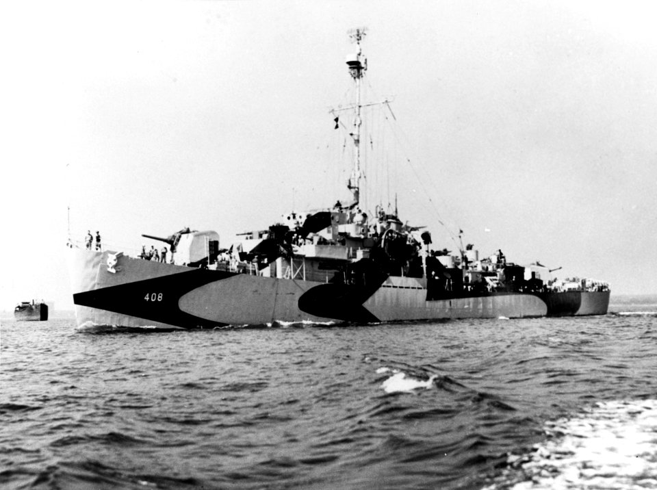 USS Straus (DE-408) underway off Boston, Massachusetts (USA), on 8 June 1944 (NH 91911)