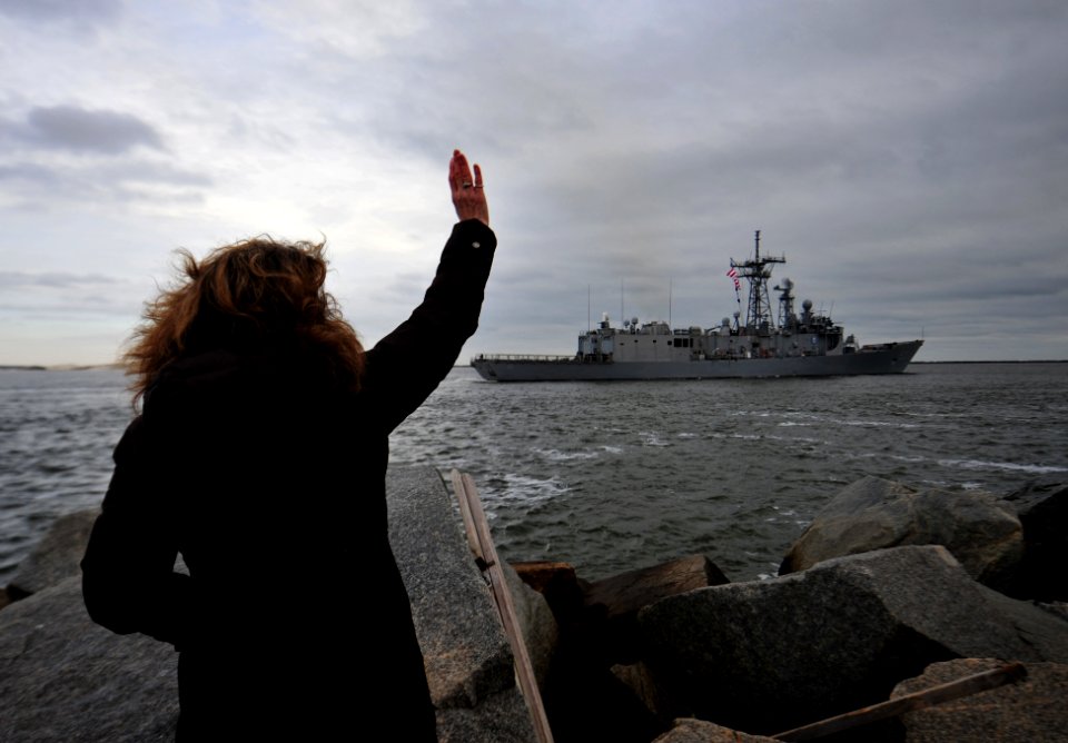USS Taylor deploys. (11855350083)