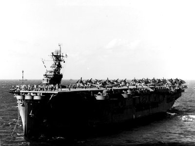 USS Suwannee (CVE-27) at anchor at Kwajalein atoll on 7 February 1944 (NH 106578)