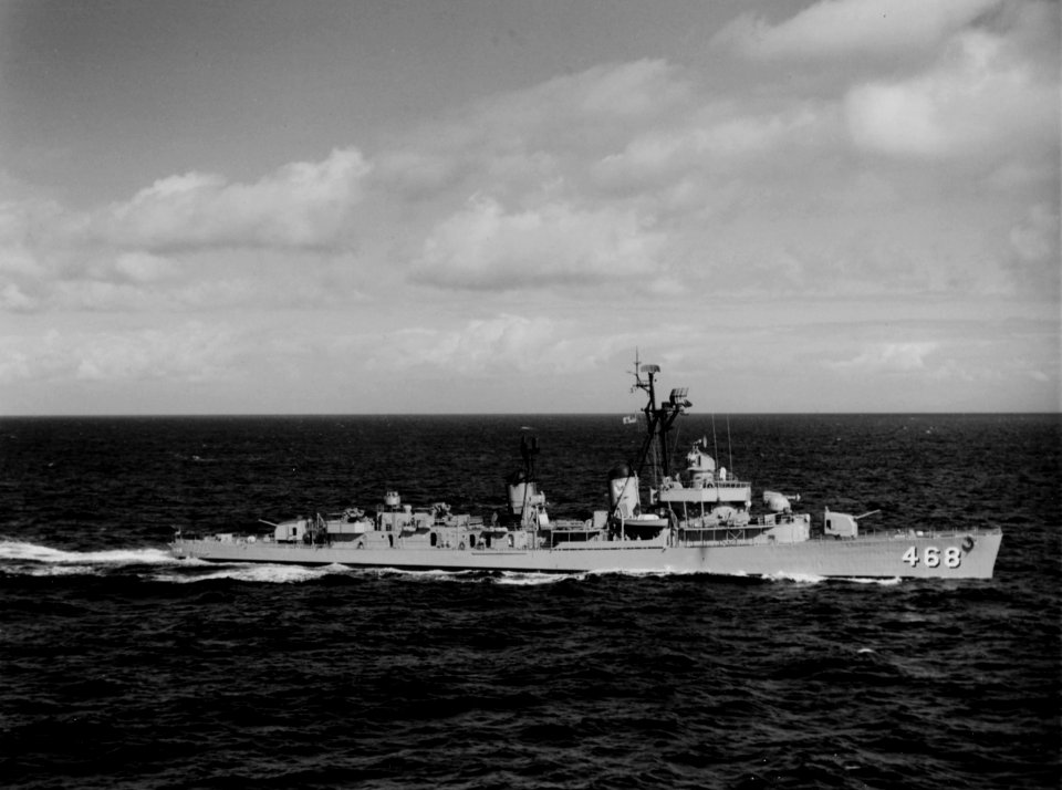 USS Taylor (DD-468) underway off Oahu, Hawaii (USA), on 8 March 1963 (NH 107297)
