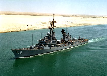 USS Tattnall (DDG-19) transiting the Suez Canal on 22 August 1990 (NH 106741-KN)