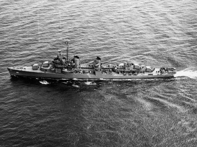 USS Terry (DD-513) underway in the Atlantic Ocean on 4 April 1943 (NH 102787)