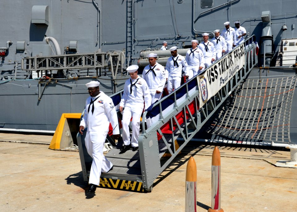 USS Taylor decommissioning ceremony 150508-N-JX484-188