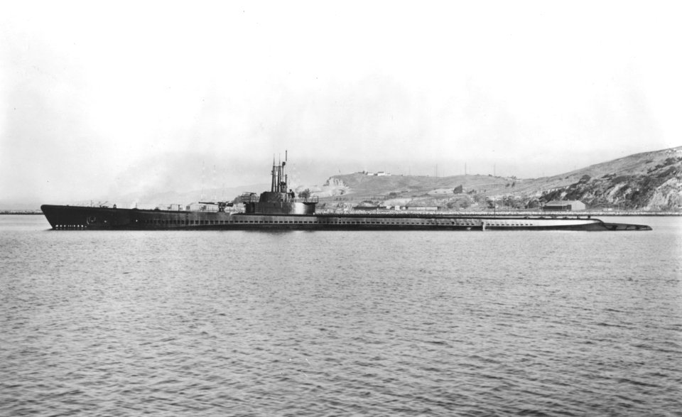 USS Tang (SS-306) off the Mare Island Naval Shipyard, California (USA), 2 December 1943 (NH 42273)