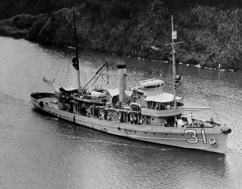 USS Tern (AM-31) passing through the Panama Canal in the 1930s (NH 50843)