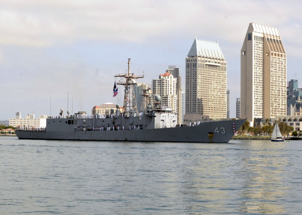 USS Thach returns to San Diego. (8653260130)