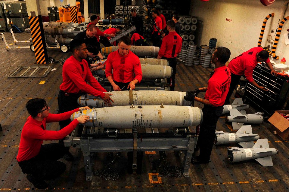 USS Theodore Roosevelt assemble ordnance. (17100146142)
