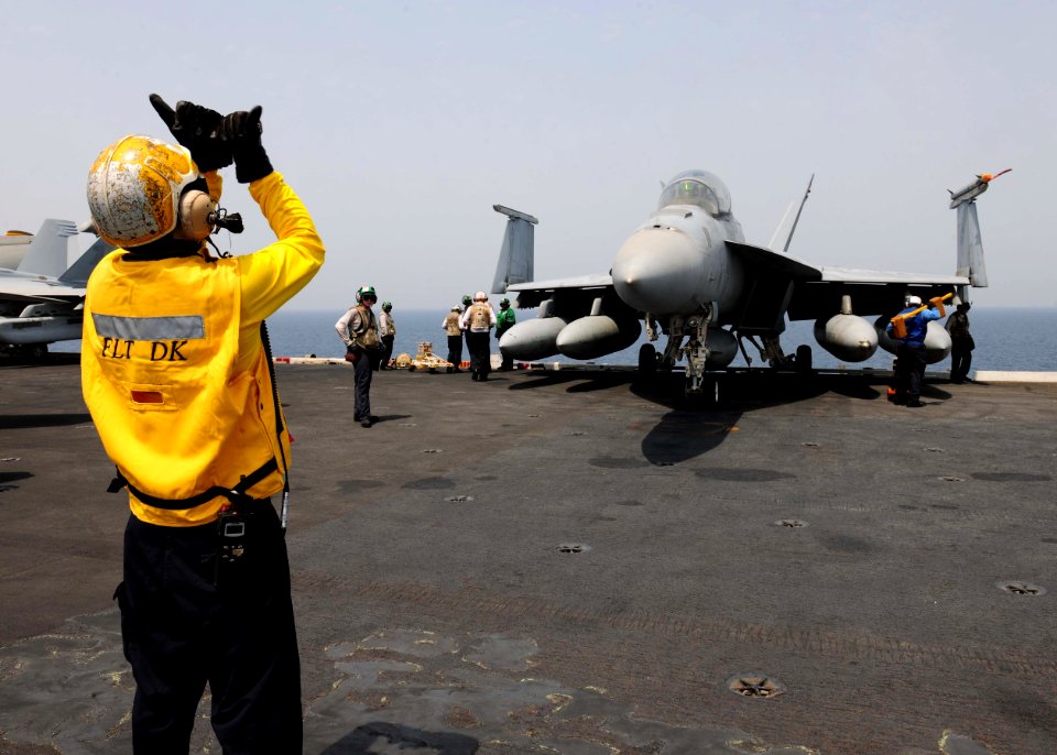 USS Theodore Roosevelt flight operations 150907-N-PG340-100