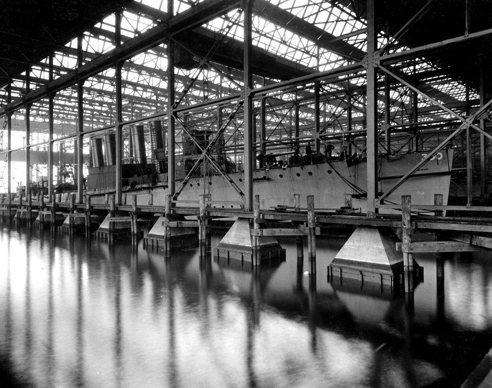 USS Thornton (DD-270) fitting out at the Bethlehem Shipbuilding Squantum Victory Yard, Massachusetts (USA), in 1919 (NH 43158)