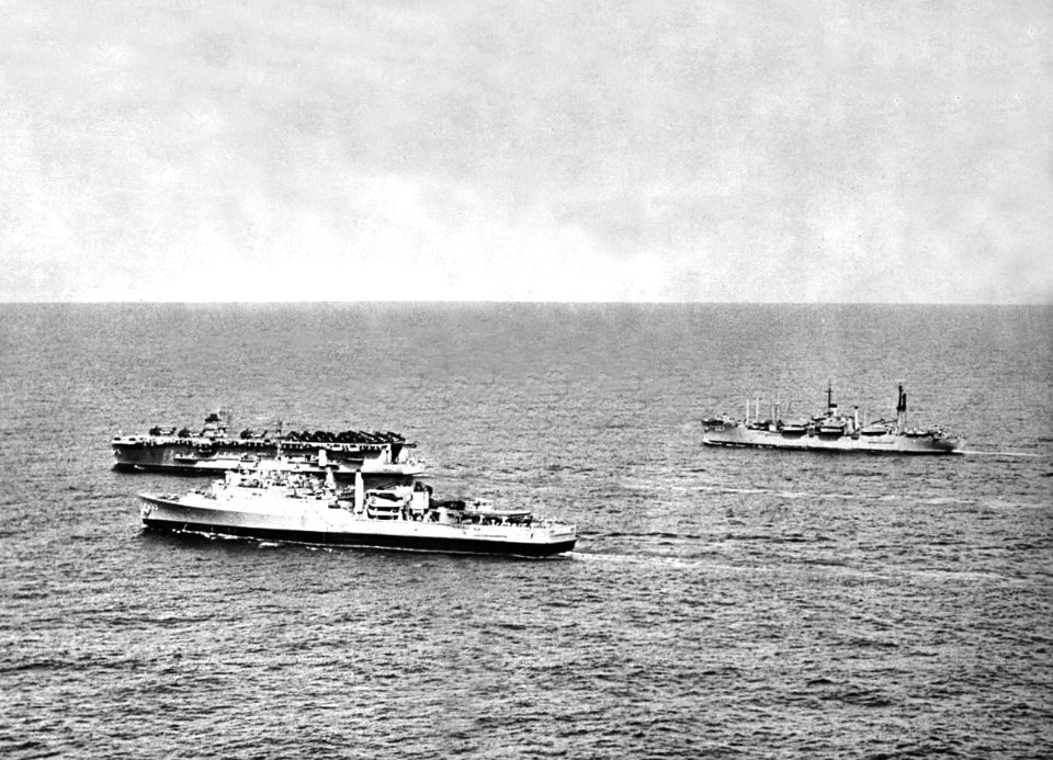 USS Thetis Bay (LPH-6), USS Alamo (LSD-33) and USS Paul Revere (APA-248) underway in the Pacific Ocean, in 1961