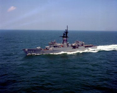 USS Thomas C. Hart (FF-1092) underway in Chesapeake Bay on 21 February 1985 (6405784)