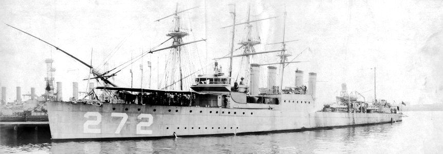 USS Tingey (DD-272) docked at Boston, Massachusetts (USA), on 24 October 1919 (UA 571.128)