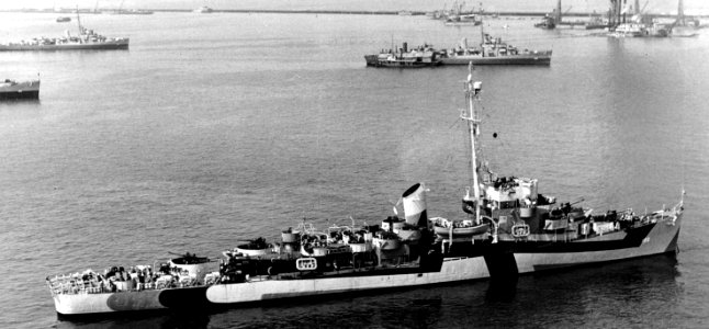 USS Thornhill (DE-195) at anchor off New York City (USA), 10 July 1944 (80-G-235900)