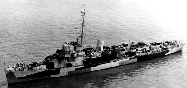 USS Thornhill (DE-195) at anchor off New York City (USA) on 10 July 1944 (80-G-235899)