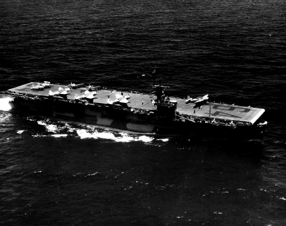 USS Tripoli (CVE-64) underway in April 1944 (2016.11.01)