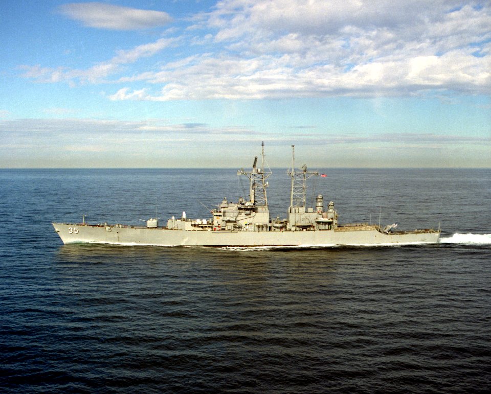 USS Truxtun (CGN-35) underway in the Pacific Ocean off San Diego (USA), 3 January 1989 (6450116)